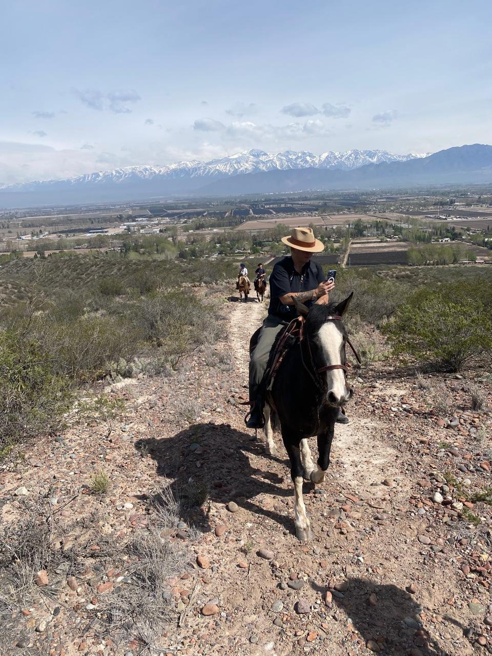 Cabalgata de montaña con vista a la Cordillera de los Andes