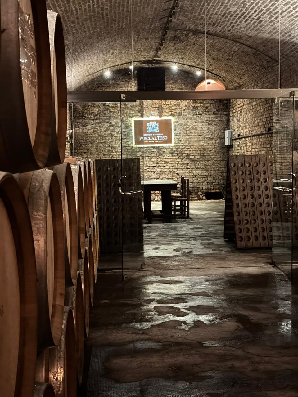 Cava histórica de ladrillo con barricas en una bodega de Mendoza