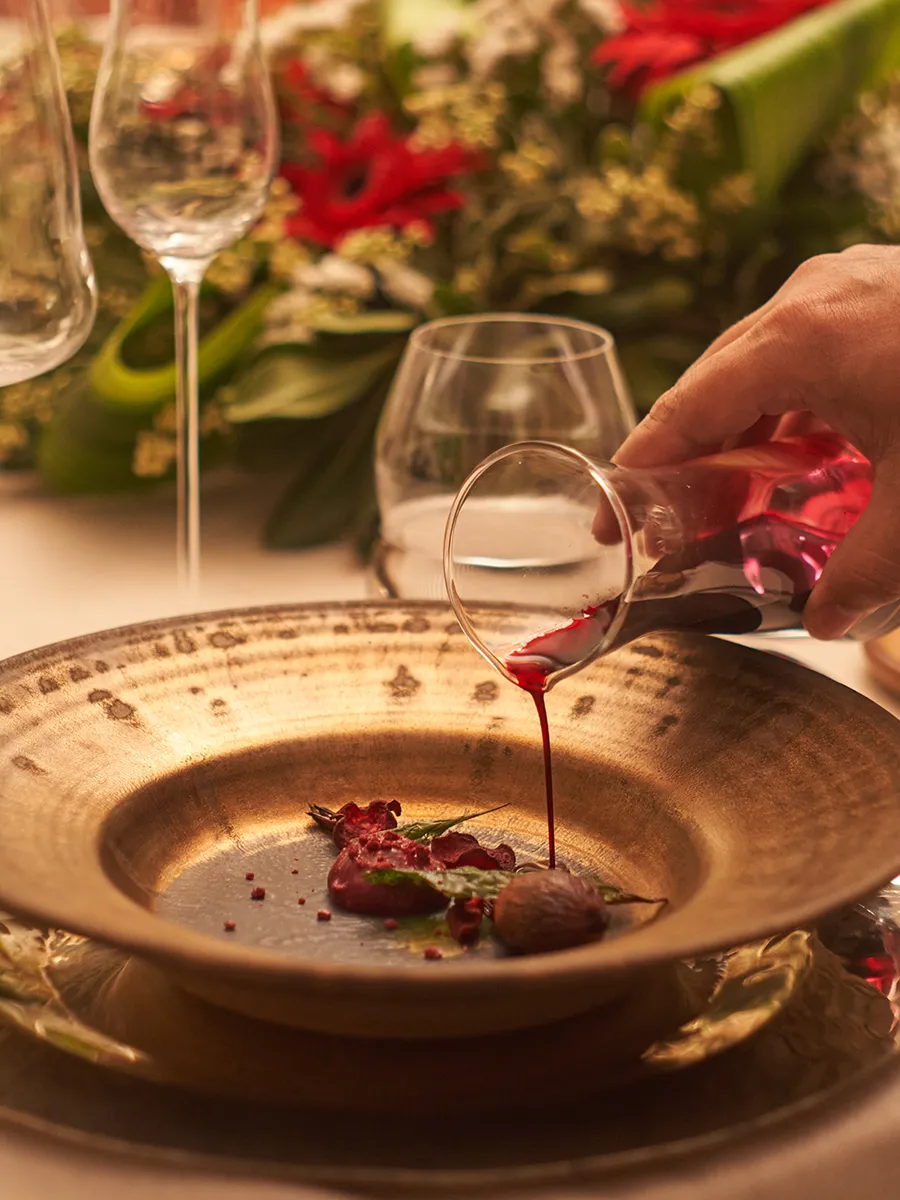Plato de cocina de autor servido en una experiencia gastronómica